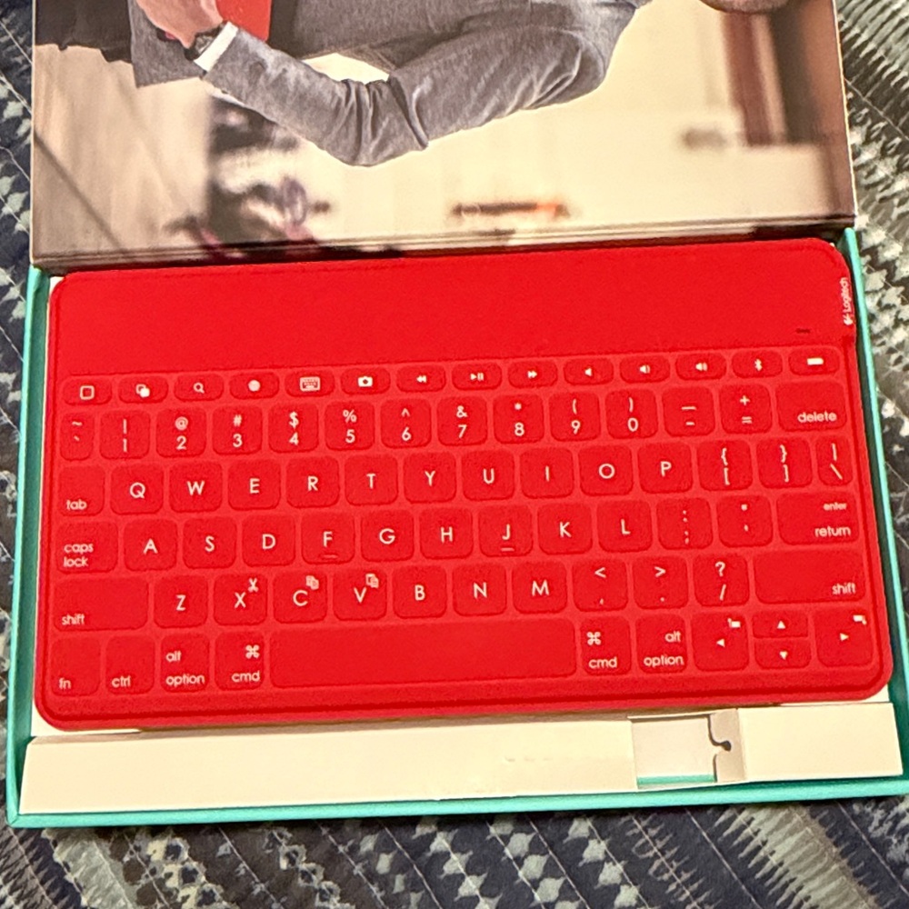 Logitech Keys-To-Go Coral Keyboard New - Picture 3 of 3